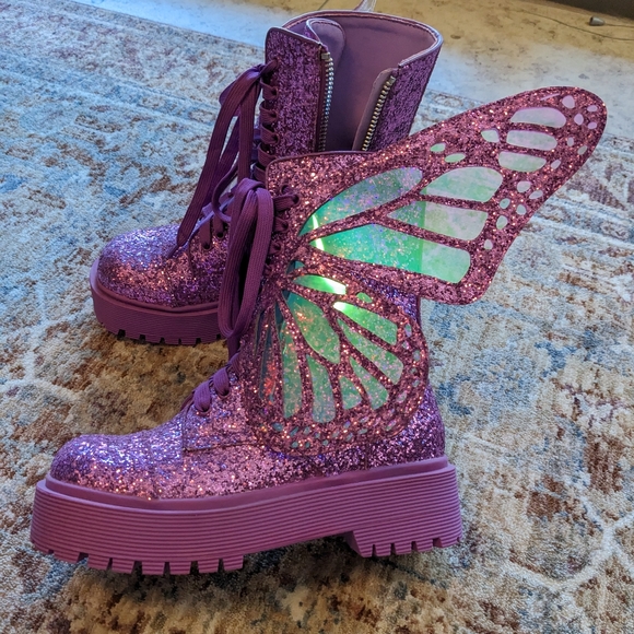 NWOT Dolls Kill Metamorphic Butterfly Wing Boots in Purple - Picture 3 of 5